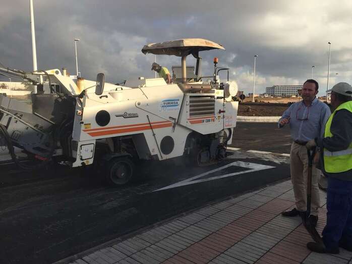 Trabajos de asfaltado de la primera fase de reasfaltado del vial costero (Foto TA)
